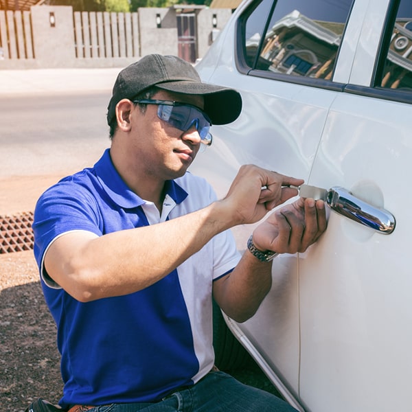 la cerrajería de autos ofrece servicios de programación de llaves para autos con sistemas de acceso sin llave